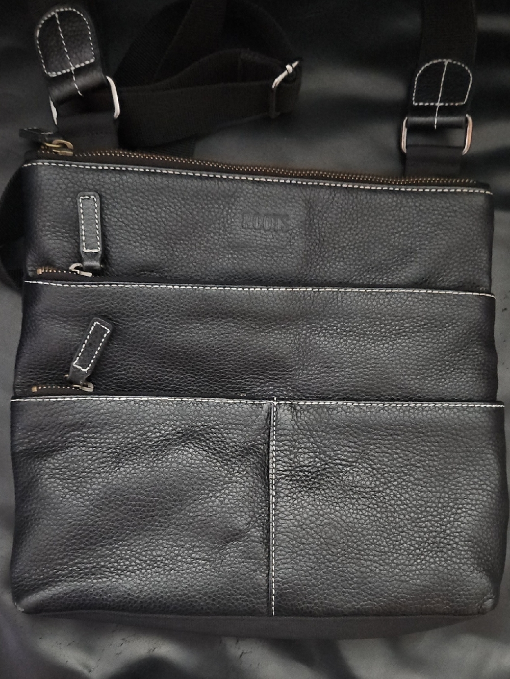 ROOTS Pebbled Leather  Crossbody Bag M  Black  Stainless Steel Hardware Zipper - Picture 4 of 11